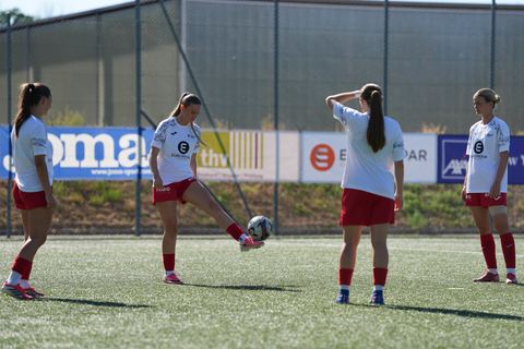 Schweiz: AXA Women's Super League 2026/2027, FC Aarau Frauen vs GC Frauenfussball - Sportanlage Schachen, Aarau: Xenia Truninger (11 FC Aarau) mit dem Team vor dem Spiel