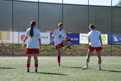 Schweiz: AXA Women's Super League 2026/2027, FC Aarau Frauen vs GC Frauenfussball - Sportanlage Schachen, Aarau: Xenia Truninger (11 FC Aarau) mit dem Team vor dem Spiel