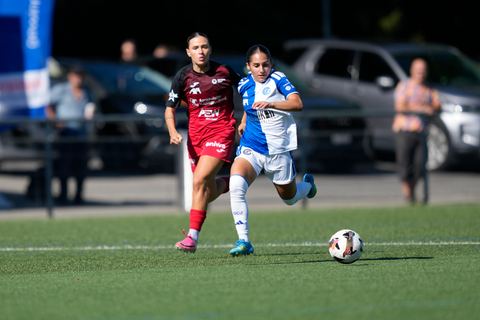 Schweiz: AXA Women's Super League 2026/2027, FC Aarau Frauen vs GC Frauenfussball - Sportanlage Schachen, Aarau: Ilaria Nerea Maddaloni (33 Grasshoppers) in Aktion gegen Vanesa Hoti (8 FC Aarau)