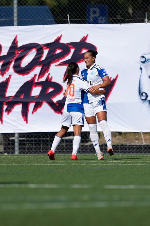 Schweiz: AXA Women's Super League 2026/2027, FC Aarau Frauen vs GC Frauenfussball - Sportanlage Schachen, Aarau: Kayla Jay Mckenna (12 Grasshoppers) jubelt nach ihrem Tor zum 0:1 mit dem Team