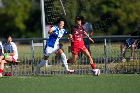 Schweiz: AXA Women's Super League 2026/2027, FC Aarau Frauen vs GC Frauenfussball - Sportanlage Schachen, Aarau: Tabea Dorothee Maria SchÃ¼tt - Tabea Dorothee Maria Schutt (19 FC Aarau) im Duell mit Marta Cazalla Garcia (15 Grasshoppers)