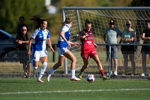 Schweiz: AXA Women's Super League 2026/2027, FC Aarau Frauen vs GC Frauenfussball - Sportanlage Schachen, Aarau: Tabea Dorothee Maria SchÃ¼tt - Tabea Dorothee Maria Schutt (19 FC Aarau) im Duell mit Marta Cazalla Garcia (15 Grasshoppers) und Giulia Looser (24 Grasshoppers)