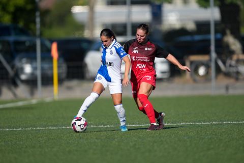 Schweiz: AXA Women's Super League 2026/2027, FC Aarau Frauen vs GC Frauenfussball - Sportanlage Schachen, Aarau: Ilaria Nerea Maddaloni (33 Grasshoppers) im Duell mit Rebecca Anne Storr (15 FC Aarau)