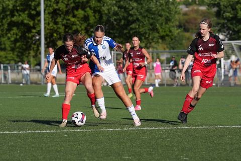Schweiz: AXA Women's Super League 2026/2027, FC Aarau Frauen vs GC Frauenfussball - Sportanlage Schachen, Aarau: Tabea Dorothee Maria SchÃ¼tt - Tabea Dorothee Maria Schutt (19 FC Aarau) im Duell mit Kayla Jay Mckenna (12 Grasshoppers)