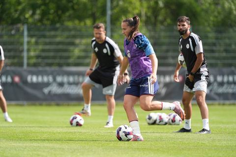 Crans-Montana, Switzerland - July 25: The Players of Servette FC Chenois Feminin during warm up the AXA Women's Super League match between Servette FC Chenois Feminin and FC Sion Feminin at Stade du Christ-Roi on July 25, 2026 in Crans-Montana, Switzerland.